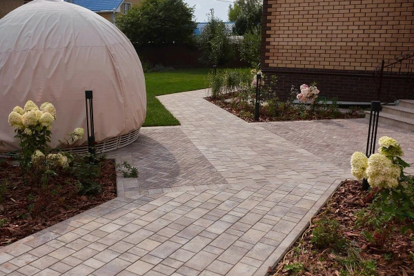 Ландшафтный дизайн участка с укладкой плитки Старый город и Паркет 180х60 в Тюмени