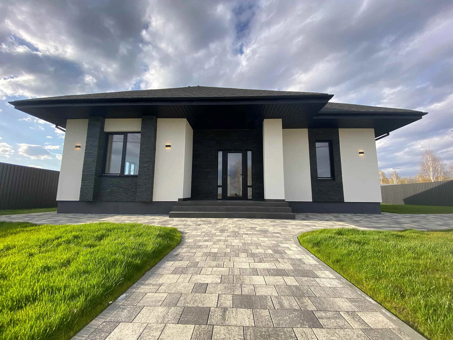 Частная территория с плиткой Старый Город в цвете Антрацит