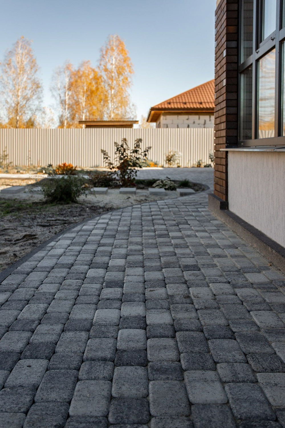Благоустройство дома: плитка в цвете Антрацит и шаговые дорожки Благоустройство дома: плитка в цвете Антрацит и шаговые дорожки