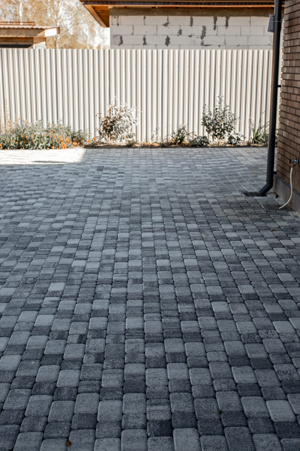 Благоустройство дома: плитка в цвете Антрацит и шаговые дорожки Благоустройство дома: плитка в цвете Антрацит и шаговые дорожки