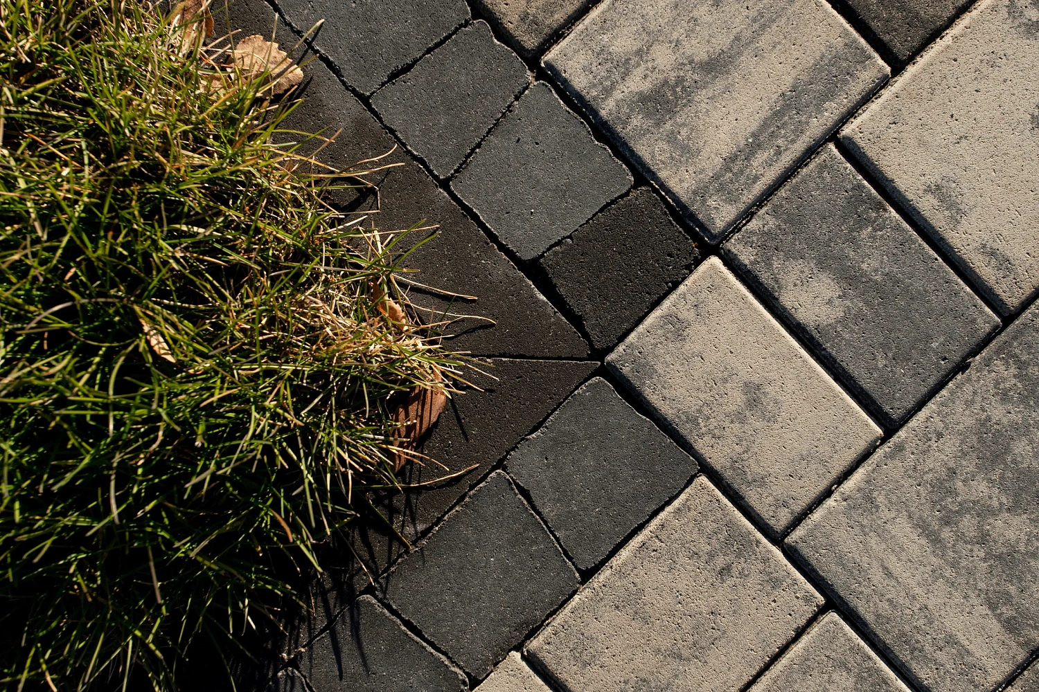 Укладка тротуарной плиты на участке с озером