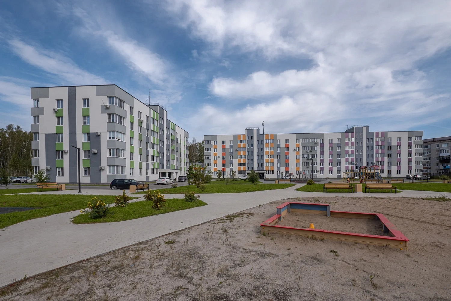 Жилой комплекс "Счастье" в Ялуторовске с декоративными ограждениями из серых бетонных блоков